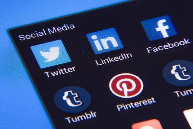 Bildschirm mit Social Media App Icons